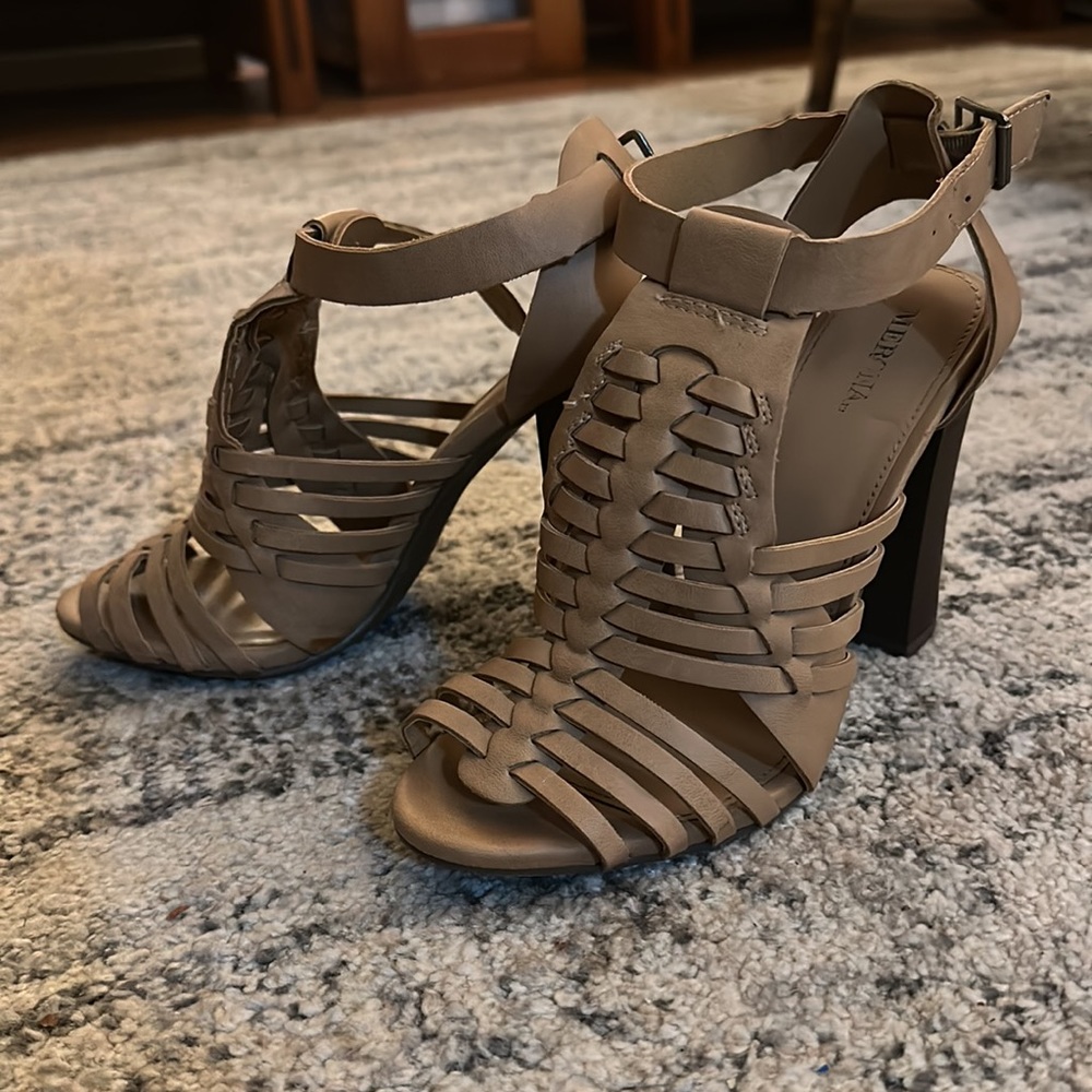 Nude/tan heels size 6.5 Merona brand